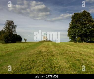 Eine Fernansicht der Kupferpferd-Statue (George III) vom Long Walk, Windsor Great Park, B... Stockfoto