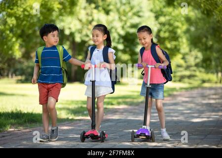 Glückliche Kinder in die Schule zu gehen Stockfoto