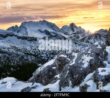 Winteruntergang auf der schneebedeckten Marmolada, Dolomiten, Trentino-Südtirol, Italien, Europa Stockfoto