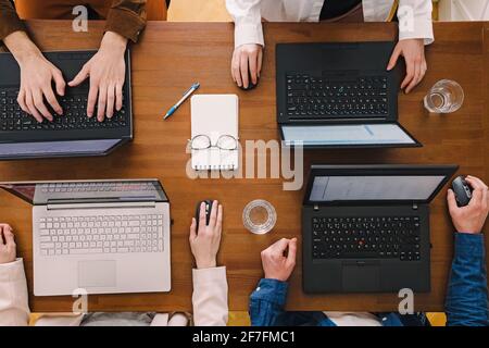 Gruppe von Personen, die mit ihren Laptops arbeiten Stockfoto