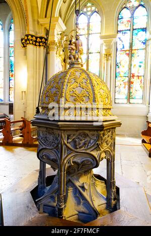 Achteckiges Taufbecken mit Blattgold in der St.-Nikolaus-Kathedrale in Freiburg, Kanton Freiburg, Schweiz. Stockfoto