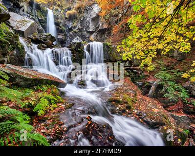 Langzeitbelichtung an den Dardagna Wasserfällen im Herbst, Parco Regionale del Corno alle Scale, Emilia Romagna, Italien, Europa Stockfoto