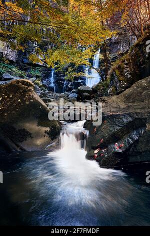 Langzeitbelichtung an den Dardagna Wasserfällen im Herbst, Parco Regionale del Corno alle Scale, Emilia Romagna, Italien, Europa Stockfoto