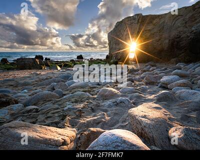 Sonneneinstrahlung, ausgerichtet auf den natürlichen Bogen von Port Blanc, Quiberon, Bretagne, Frankreich, Europa Stockfoto