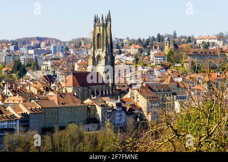 Blick auf die St. Nikolaus Kathedrale in Freiburg, die Kathedrale, die sie zwischen 1283 und 1490 erbaut wurde. Der abgestellte Turm ist 74 m hoch. Kanton Freiburg, Swit Stockfoto