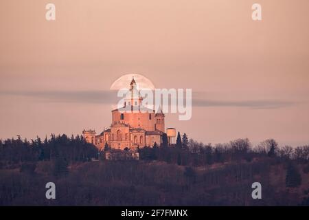 Vollmond und eine kleine Wolke hinter der Kirche San Luca (Madonna di San Luca). Bologna, Italien, Europa Stockfoto