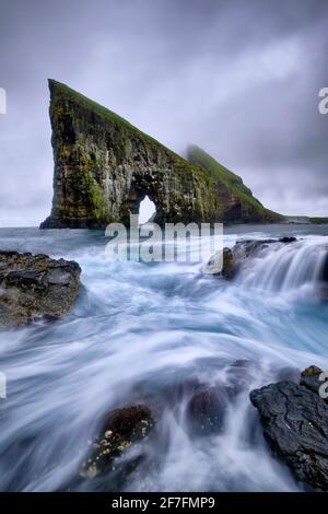 Drangarnir ist der berühmteste natürliche Bogen der ganzen Färöer-Insel, Färöer-Inseln, Dänemark, Europa Stockfoto