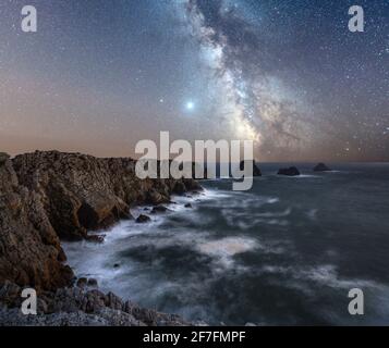 Langzeitbelichtung der Milchstraße über dem Kap von Pen Hir, Bretagne, Frankreich, Europa Stockfoto