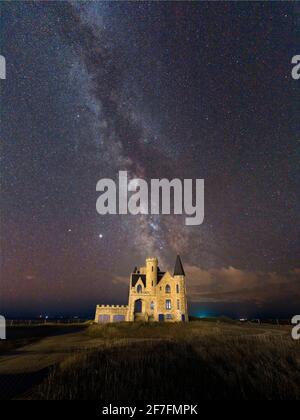 Milchstraße über dem Schloss, Quiberon, Bretagne, Frankreich, Europa Stockfoto