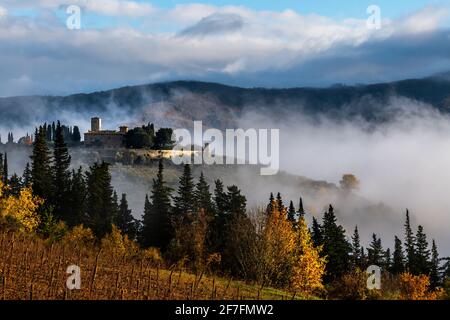 Castello di Colognole als die Sonne durch den frühen Morgennebel bricht, Greve in Chianti, Toskana, Italien, Europa Stockfoto