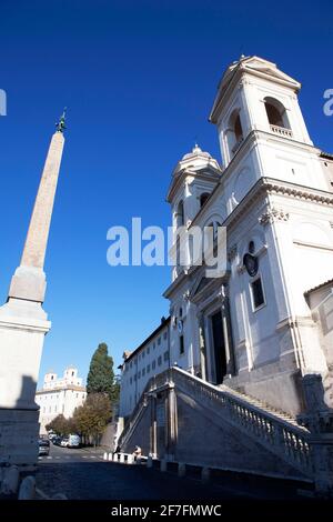 Die Kirche von Trinite dei Monti an der Spitze der Spanischen Treppe, Rom, Latium, Italien, Europa Stockfoto