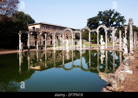 Das Krokodil im Canopus Pool, Villa Adriana (Hadrianvilla), UNESCO-Weltkulturerbe, Tivoli, Latium, Italien, Europa Stockfoto