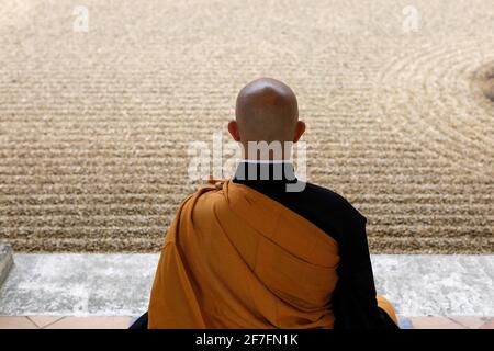 Zen-buddhistischer Meister, der Zazen (Meditation) im Zen-Garten der Trappistenabtei Orval praktiziert, Belgien, Europa Stockfoto