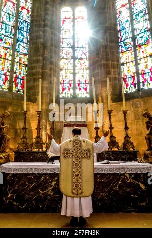 Messe in der St. Nicolas-Kirche, während der 2019-Sperre, Beaumont le Roger, Eure, Frankreich, Europa Stockfoto