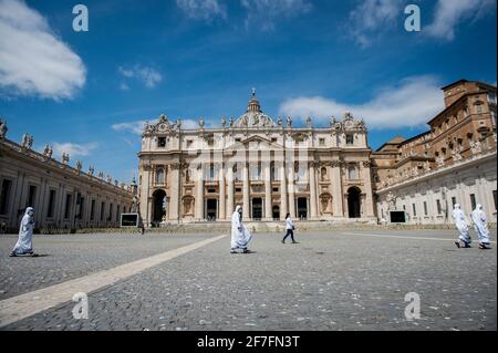 Am 24 2020. Mai besuchen Nonnen das Angelusgebet von Papst Franziskus auf dem Petersplatz im Vatikan, Rom, Latium, Italien Stockfoto