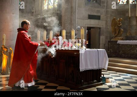 Pfingstmesse in der St. Nicolas-Kirche, Beaumont-le-Roger, Eure, Frankreich, Europa Stockfoto