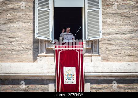 Papst Franziskus überbringt seinen Segen während der Regina Coeli aus dem Fenster seines privaten Ateliers, Vatikan, Rom, Latium, Italien, Europa Stockfoto