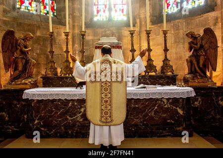 Messe in der St. Nicolas-Kirche, während der 2019-Sperre, Beaumont le Roger, Eure, Frankreich, Europa Stockfoto