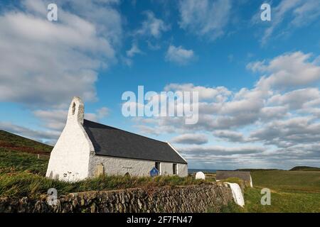 Die Kirche des Heiligen Kreuzes aus dem 13. Jahrhundert, eine denkmalgeschützte Pfarrkirche in der Nähe des beliebten Strandes von Mwnt, Mwnt, Ceredigion, Wales, Vereinigtes Königreich, Europa Stockfoto