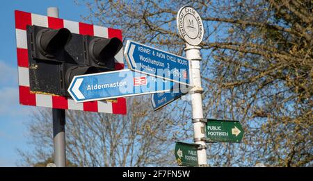 In den USA. 2021. Nationales Radnetz und andere Schilder entlang der Strecke des Kennet & Avon-Kanals gegen Bahnstoplampen. Stockfoto