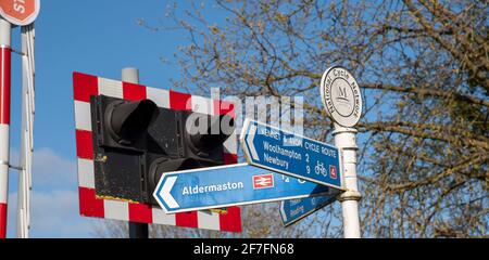 In den USA. 2021. Nationales Radnetz und andere Schilder entlang der Strecke des Kennet & Avon-Kanals gegen Bahnstoplampen. Stockfoto