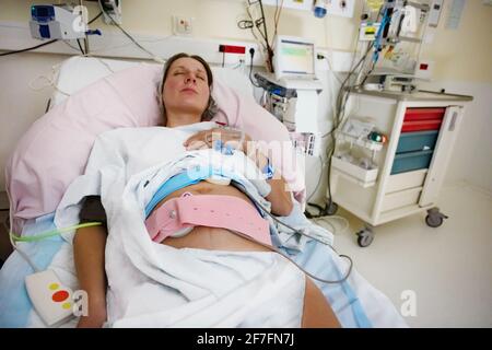 Schwanger Frau in der Wehen im Krankenhausbett gebären Stockfoto