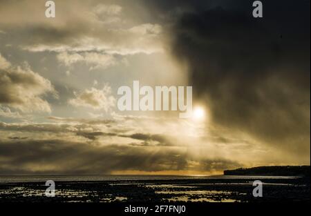 Früh untergehende Sonne über der Glamorgan Heritage Coast in Llantwit Major Beach, Südwales Stockfoto