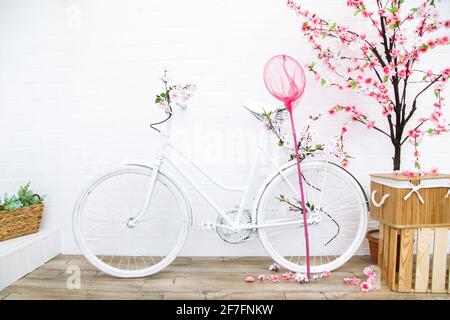 Retro-Fahrrad mit Blumen auf dem Hintergrund des weißen Hauses von vorne nach hinten Hof geschossen. Garteneinrichtung im provenzalischen Stil Stockfoto