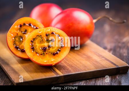 Bio-Tamarillo (Baumtomate, Solanum betaceum) auf Schneidebrett Stockfoto