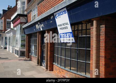 Ein leerstehender ehemaliger Zweig der Modekette Monsoon in Tenterden in Kent, England, am 4. April 2021. Stockfoto