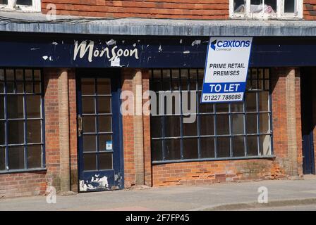 Ein leerstehender ehemaliger Zweig der Modekette Monsoon in Tenterden in Kent, England, am 4. April 2021. Stockfoto