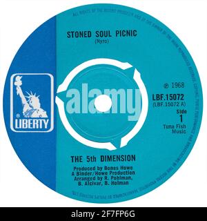 45 RPM 7' UK Plattenlabel von Stoned Soul Picnic von The 5th Dimension auf dem Liberty Label von 1968. Geschrieben von Laura Nyro und produziert von Bones Howe. Stockfoto