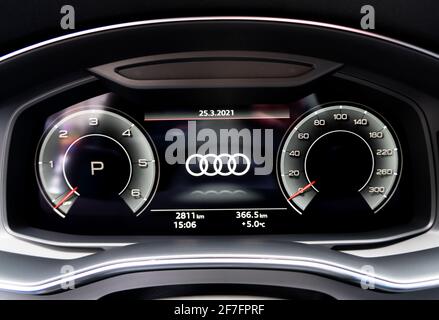 Sankt-Petersburg, Russland, 25. März 2021: Nahaufnahme eines volldigitalen Armaturenbretts im Auto. Digitaler Tachometer für das Auto. Dashboard-Details mit indica Stockfoto