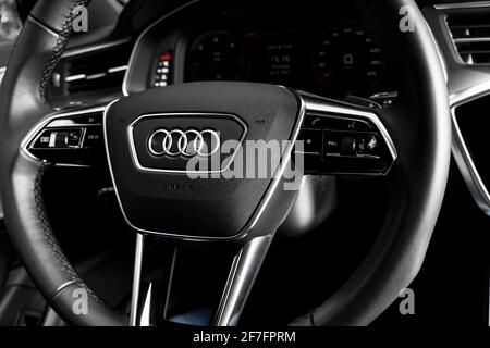 Sankt-Petersburg, Russland, 25. März 2021: Der neue audi A6 45TDI Quattro interior mit Lenkrad und Digiatal-Armaturenbrett. Moderne Innenausstattung Stockfoto