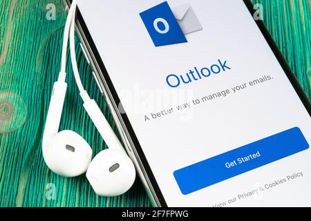 Helsinki, Finnland, 4. Mai 2019: Microsoft Outlook office Symbol auf Apple iPhone X-close-up. Microsoft Outlook Symbol der App. Microsoft heraus Stockfoto