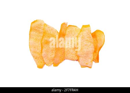 Getrocknete Orangenschalen isoliert auf weißem Hintergrund. Stockfoto