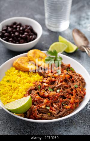 Ropa vieja, Flankensteak mit Reis Stockfoto