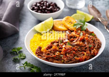 Ropa vieja, Flankensteak mit Reis Stockfoto