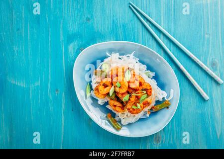 Shirataki (Konjak)-Nudel mit Garnelen und einer Sauce aus Kerrjau und Gemüse. Diätetische, glutenfreie und Keto-Diät. Stockfoto