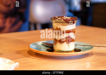 Traditionelles italienisches Dessert auf dem Kaffeetisch Stockfoto