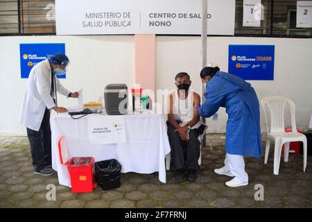 Quito, Ecuador. April 2021. Ein älterer Erwachsener erhält den Impfstoff gegen Covid-19 in der Nähe von Quito, Ecuador, am 6. April 2021. Mitarbeiter des Gesundheitsministeriums waren für die Logistik verantwortlich, als sie das von der Regierung in der ersten Phase für ältere Erwachsene geförderte Impfplan-Framework in der ländlichen Gemeinde Nono nordwestlich der Hauptstadt Quito durchführten. (Foto: Juan Diego Montenegro/Sipa USA) Quelle: SIPA USA/Alamy Live News Stockfoto