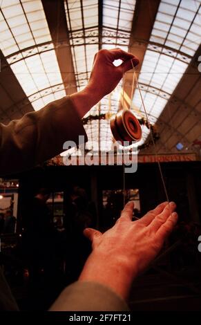 Rob Hughes November 1998 demonstriert seine Fähigkeiten mit einer Yo Yo Hand von Sam Sampson auf der Country Living christmas Fair im Business Design Center in London CHILVERS... Stockfoto