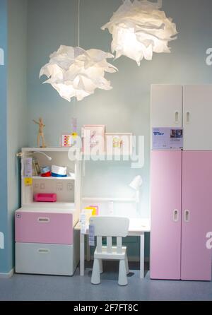 Moskau, Russland, 2019. September: Ein Zimmer für ein Kind in rosa und weißen Farben im Showroom eines Ikea-Geschäfts. Vertikales Foto. Stockfoto