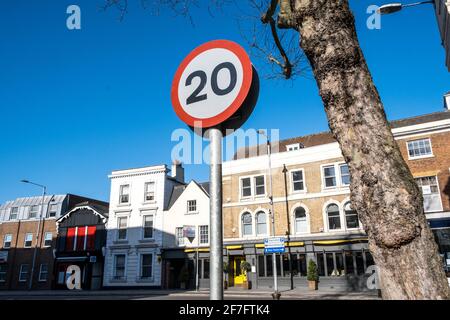 Kingston, London, Großbritannien, 7 2021. April, 20mph Road Speed Limit Traffic Sign Against A Blue Sky With No People Stockfoto
