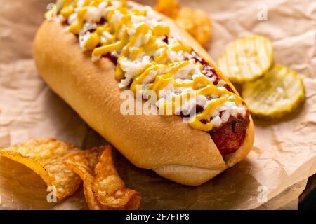 Chili Hot Dog mit Zwiebel und Senf Stockfoto