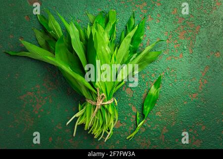 Ein Haufen Ramson oder Bärlauch (Allium ursinum) auf dem Küchentisch. Stockfoto