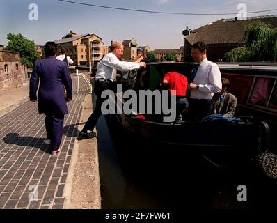 Paddy Ashdown MP Mai 1999 Vorsitzender der Liberaldemokratischen Partei Geht in Islington an Bord eines Schmalboots, während er sich für die Wähler einsetzt Die bevorstehenden Europawahlen Stockfoto