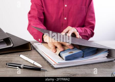 Unternehmer erhalten Geld in den Umschlag in der Datei angeboten - gegen Bestechung und Korruption Konzepte Stockfoto