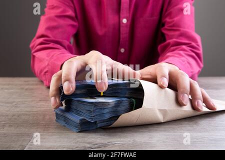 Unternehmer erhalten Geld in den Umschlag in der Datei angeboten - gegen Bestechung und Korruption Konzepte Stockfoto
