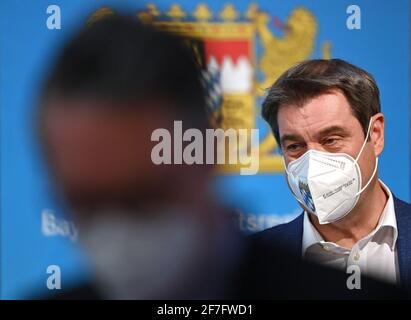 München, Deutschland. April 2021. Nach der Kabinettssitzung nimmt der bayerische Ministerpräsident Markus Söder (CSU) an einer Abschlusspressekonferenz Teil. Kredit: Peter Kneffel/dpa/Alamy Live Nachrichten Stockfoto